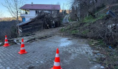 Bartın’da heyelan: Köy yolu kapandı